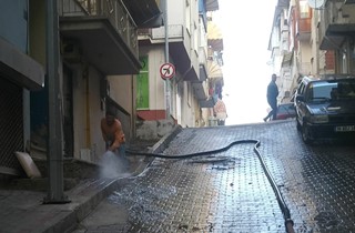 Gemlik’te sokaklar yıkanmaya devam ediyor